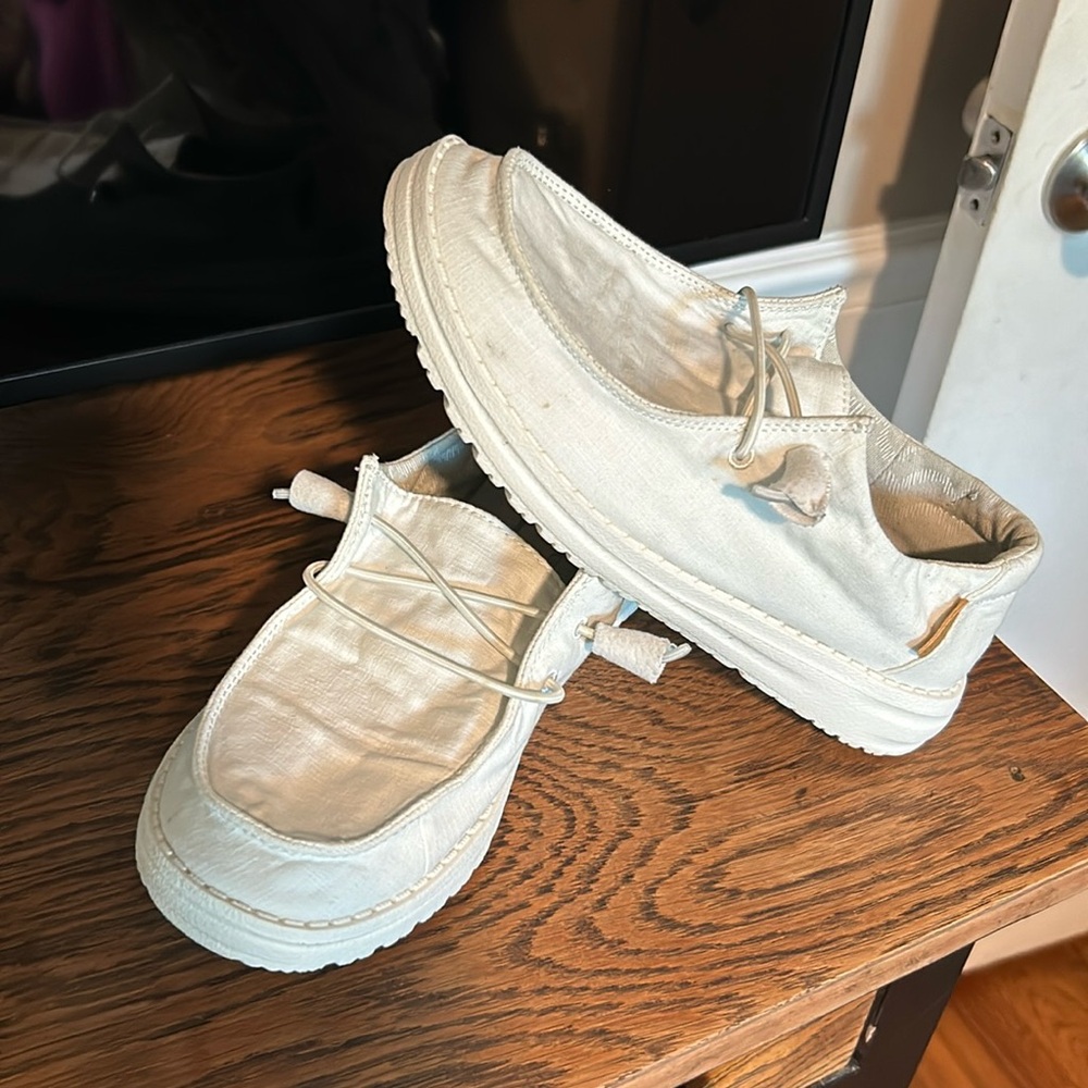 Women’s size 6 white hey dudes